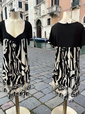 En Focus, Woman, Dress, Black-White, Size 16, Sweetheart Neckline, knee-length.!